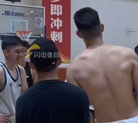 邱彪训练压迫感拉满，喷小将纠正坏习惯，但场下打趣谢智杰很和谐相关图三
