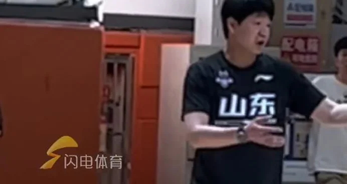 邱彪训练压迫感拉满，喷小将纠正坏习惯，但场下打趣谢智杰很和谐相关图二