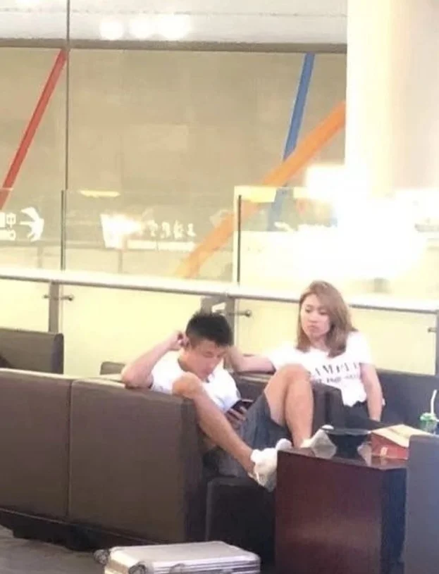 武磊公共场合的一个行为引发争议，妻子未劝阻，网友：给国足丢脸相关图五