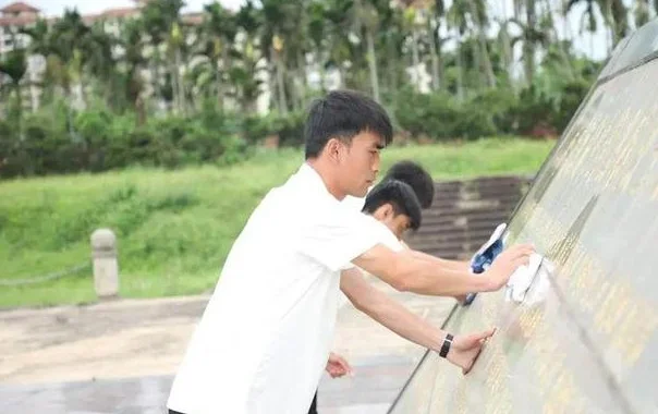 缅怀英烈寄哀思 传承精神铸青春——全国青少年校园足球联赛大学男子乙组红色教育活动相关图三
