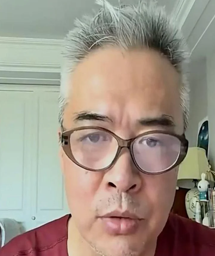 一头白发！52岁段暄支招国足：伊万菱形中场有1隐患 胜负手在边路