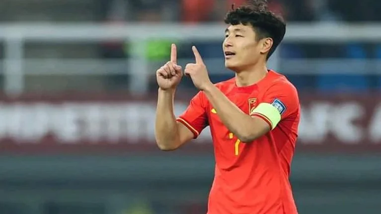 武磊公共场合的一个行为引发争议，妻子未劝阻，网友：给国足丢脸相关图二
