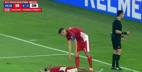 0-1！国足半场被压制，申花二将发挥欠佳，先送黄牌，后送点球