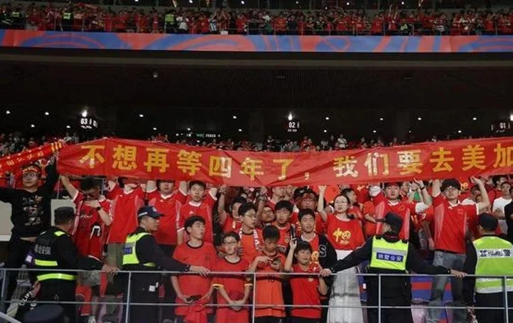 18岁零194天！王钰栋成国足世预赛，最年轻首发球员相关图二