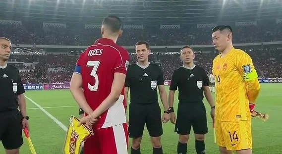 0-1！国足半场被压制，申花二将发挥欠佳，先送黄牌，后送点球相关图三