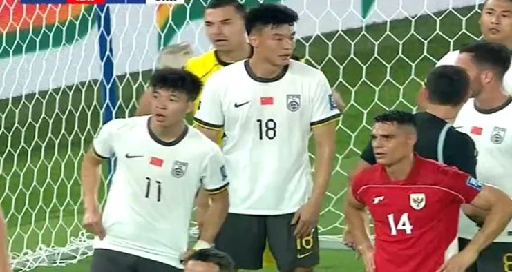杨泽翔送点球！国足半场0-1落后印尼，4射0正，王钰栋成唯一亮点相关图八