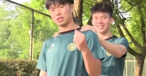 王钰栋:现在主客场都有人叫我名字 上厕所都有很多球迷跟着要签名相关图五