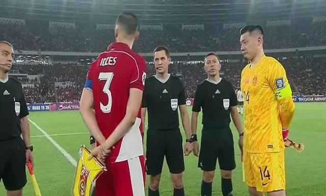 半场0-1！国足送印尼点球，申花后卫后场玩火，比赛过程提心吊胆相关图四