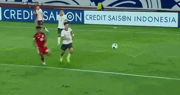 杨泽翔送点球！国足半场0-1落后印尼，4射0正，王钰栋成唯一亮点相关图六