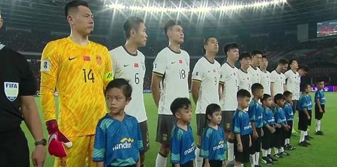 半场0-1！国足送印尼点球，申花后卫后场玩火，比赛过程提心吊胆相关图五