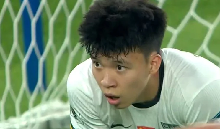 杨泽翔送点球！国足半场0-1落后印尼，4射0正，王钰栋成唯一亮点相关图二