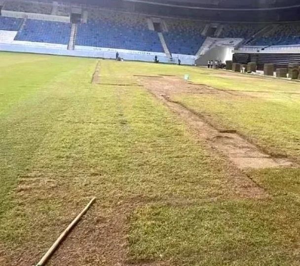 记者：网传深圳新鹏城主场草皮情况仍不佳，极易造成球员的受伤