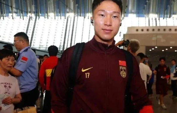 国足0-1！京媒名记：伊万4前锋搏命，印尼后防松散，逼抢节奏不好