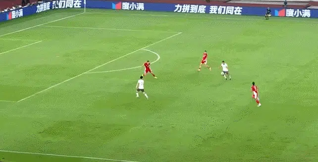 杨泽翔送点球！国足半场0-1落后印尼，4射0正，王钰栋成唯一亮点相关图四
