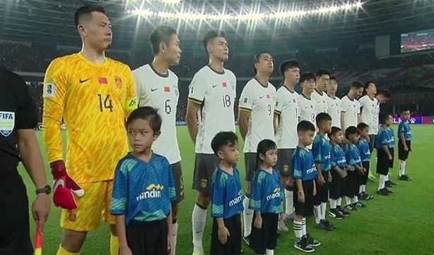 0-1！国足半场被压制，申花二将发挥欠佳，先送黄牌，后送点球相关图二