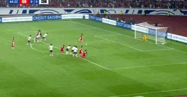 半场0-1绝境！国足被黑了？点球并无争议：杨泽翔鲁莽送礼相关图五
