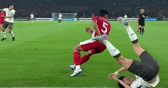 半场0-1！国足送印尼点球，申花后卫后场玩火，比赛过程提心吊胆相关图七