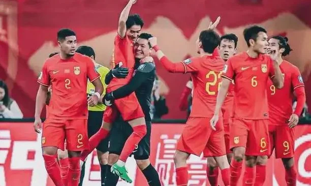 44分25秒！印尼点球王大雷判错方向，国足0:1命悬一线