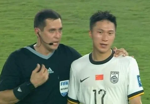 半场0-1绝境！国足被黑了？点球并无争议：杨泽翔鲁莽送礼相关图七
