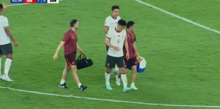 0-1落后，国足球员慢悠悠离场！队医急了：拽着胳膊跑下场相关图五
