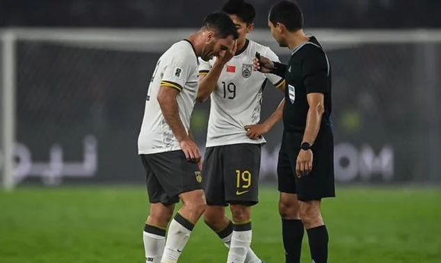 0-1！38年纪录被破，国足提前出局，遭争议判点，王钰栋屡造威胁