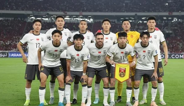 国足不败才怪！出局前5分钟，仅0-1落后印尼，国脚们却现丢人举动相关图七