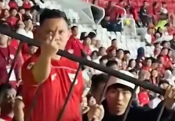 印尼球迷挑衅！向中国球迷做闭嘴手势 挥手嘲讽国足：机场这边走相关图三