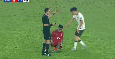 0-1落后，国足球员慢悠悠离场！队医急了：拽着胳膊跑下场相关图三