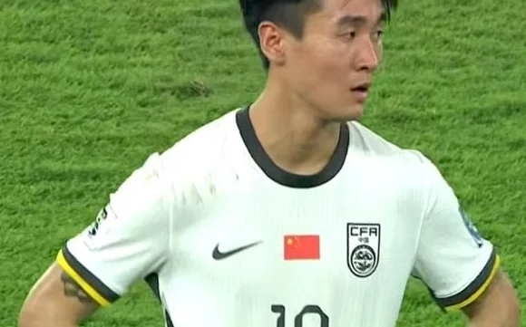 68年首赢国足，印尼国脚抱头大哭，球迷疯狂庆祝，中国队面无表情相关图五