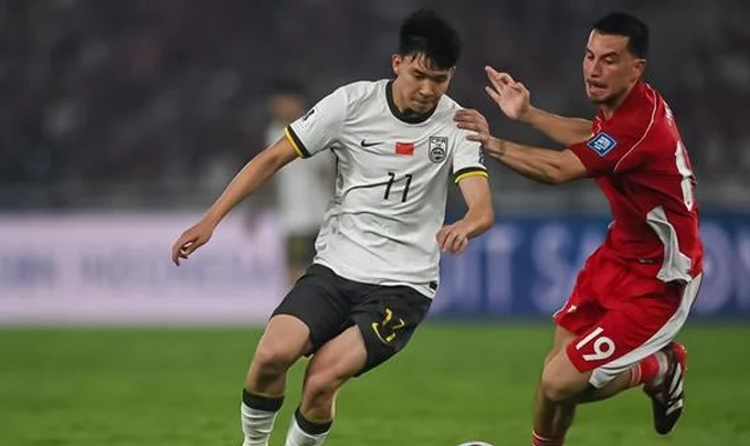 0-1！38年纪录被破，国足提前出局，遭争议判点，王钰栋屡造威胁相关图三