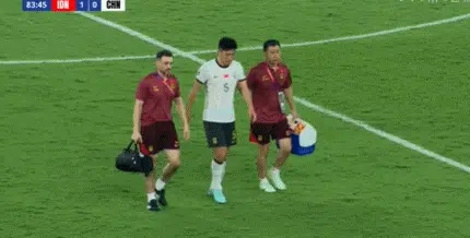 0-1落后，国足球员慢悠悠离场！队医急了：拽着胳膊跑下场相关图六