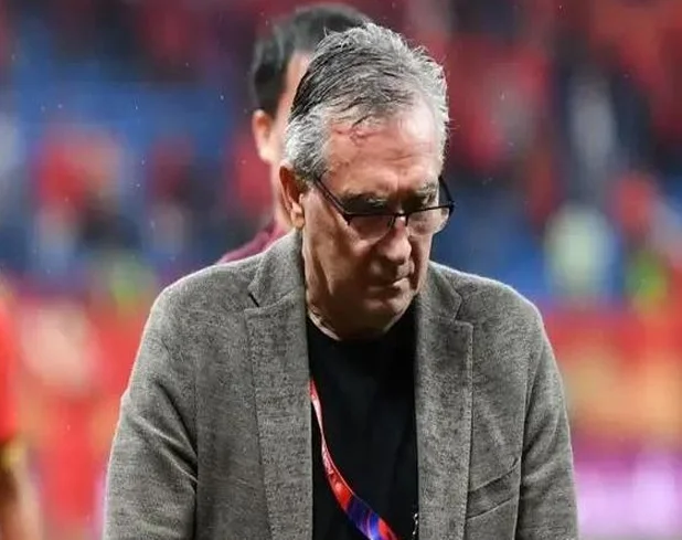 一场耻辱0-1，彻底断送世界杯！揪出国足三大“奇”，名嘴怒批！相关图三