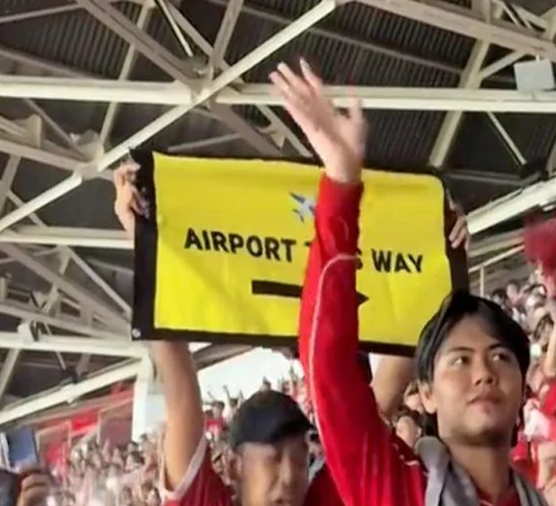 印尼球迷挑衅！向中国球迷做闭嘴手势 挥手嘲讽国足：机场这边走相关图二