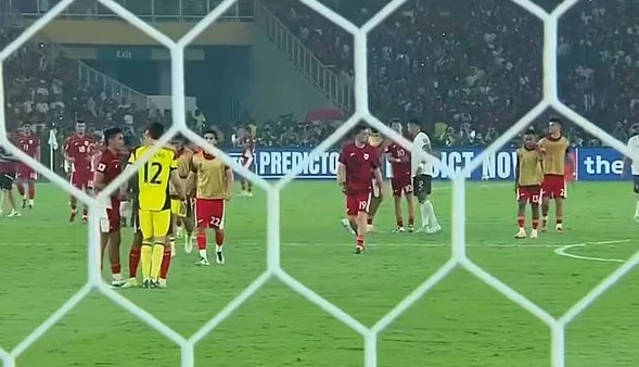 国足0-1印尼！全员目睹对手庆祝，王上源低头沮丧，伊万合同到期相关图二