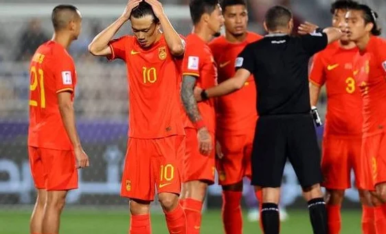 国足惨败第2天，伊万下课上热搜，足协有言在先，黄健翔不留情面相关图二