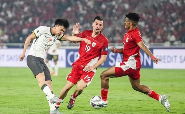 国足不败才怪！出局前5分钟，仅0-1落后印尼，国脚们却现丢人举动