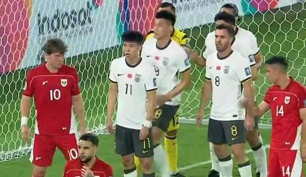 国足0-1印尼，球员赛后评分：王钰栋MVP！5人获7分！9人不及格！相关图二