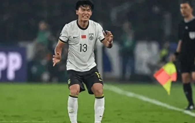 国足21岁新星真拼了！拖着伤腿在防守 赛后直接上了救护车