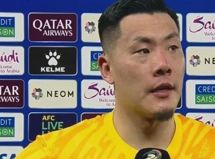 国足输球后霸气回国，模特步杀气腾腾，与赛场上的温柔判若两队相关图六