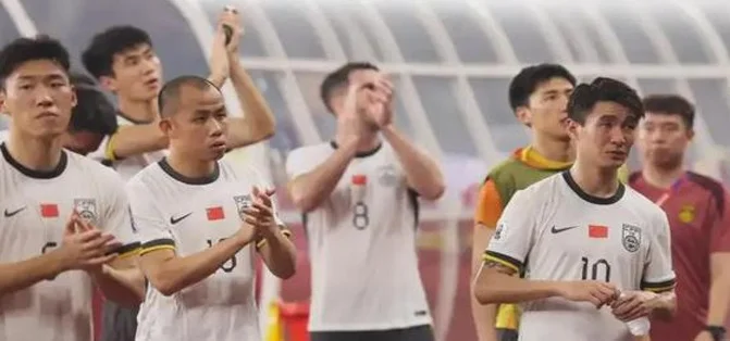 国足抵达重庆，球迷热情接机！韦世豪提前退出世预赛，原因曝光相关图四