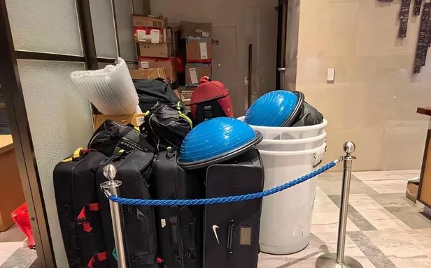 中国男足回国后重庆包酒店，让其他客人抓紧退房，网友炸锅相关图三