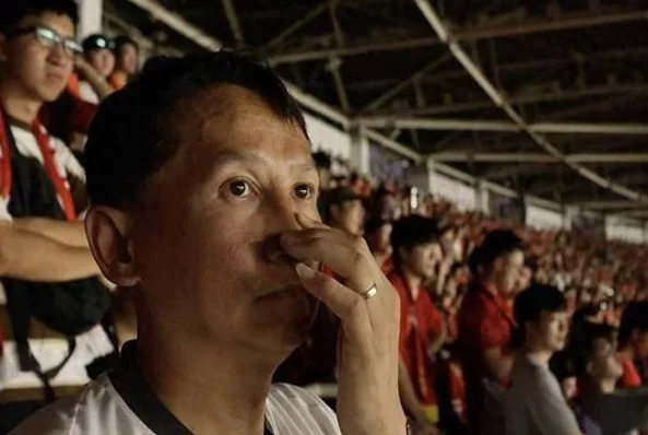 专访“退钱哥”何胜：中国男足实力难以支撑菱形中场，该给年轻人更多机会丨封面头条