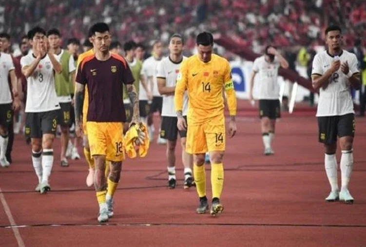 国足战印尼乌龙曝光！伊万教练组3次叫错人，杨明洋被当成韦世豪