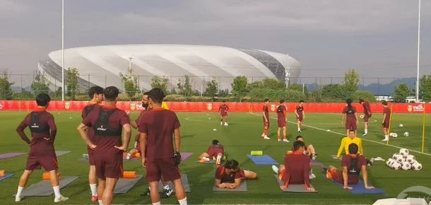国足开启来渝首场公开训练，国脚林良铭强调：全力以赴争取胜利