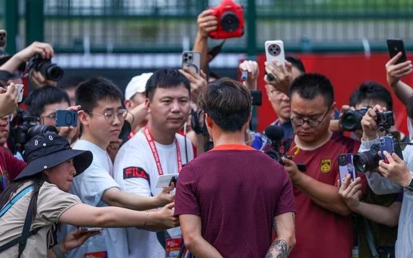 国足重庆首次公开训练热度不减，战巴林阵容将有较大变化相关图二