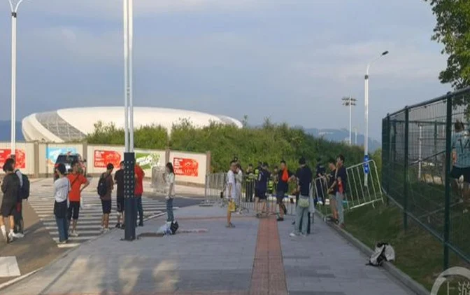 国足开启来渝首场公开训练，国脚林良铭强调：全力以赴争取胜利相关图二
