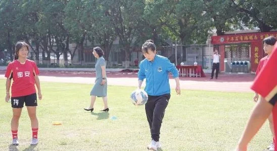 女足冠军与学弟学妹进行趣味对抗赛