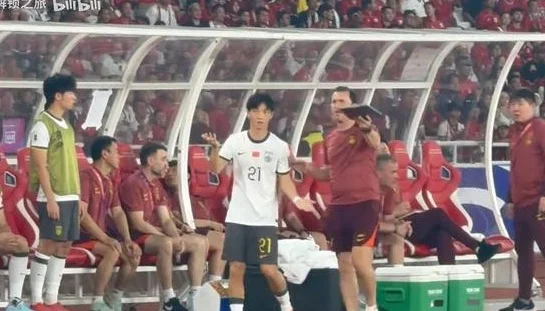 媒体人：国足换人“认错人”是沟通失误，后面是受伤改变换人策略