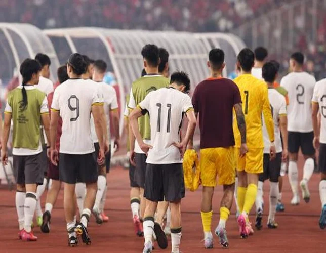 国足紧急变阵！4大主力同时伤退，伊万补招侯永永，神秘球员待命