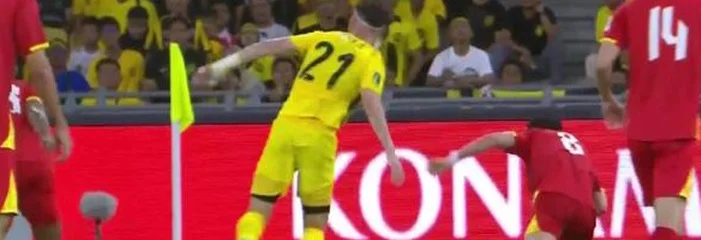 0-0！越南队被“打懵”，马来西亚5分钟造3次良机，门将高接低挡